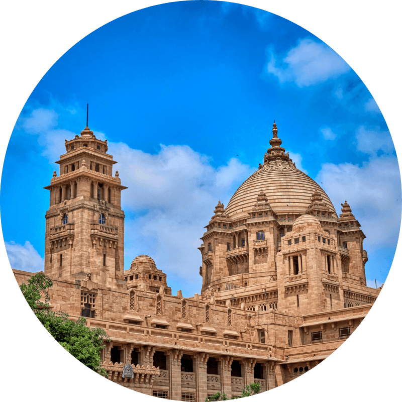 Palais architectural en grès doré avec dôme imposant et tour carrée, style Indo-britannique à Jodhpur