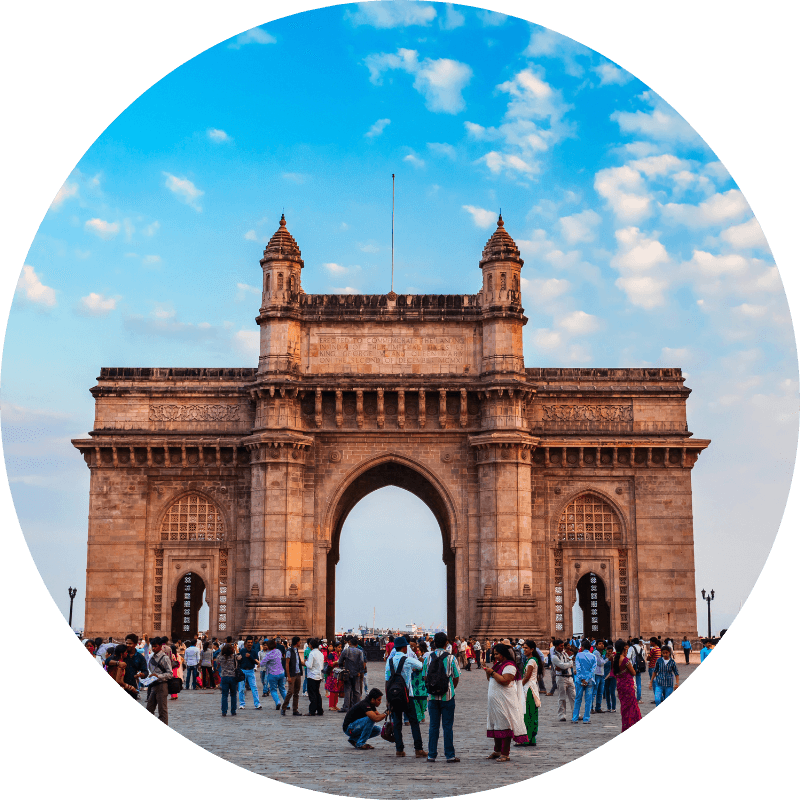La Gateway of India, monument emblématique de Mumbai construit en grès rouge, avec ses deux tours et son grand arc central