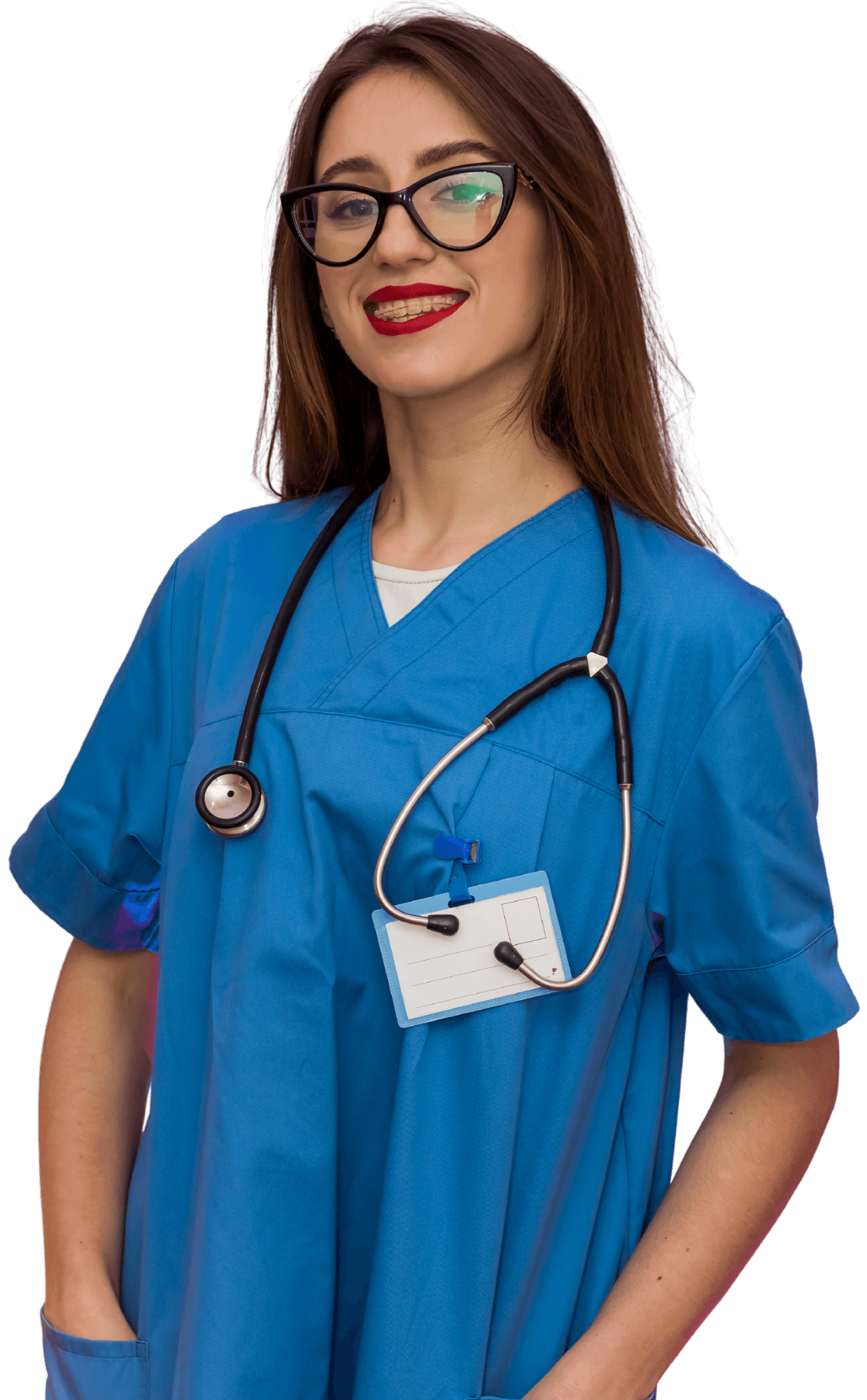 Professionnelle de santé en blouse bleue portant un stéthoscope et des lunettes, souriante face à la caméra